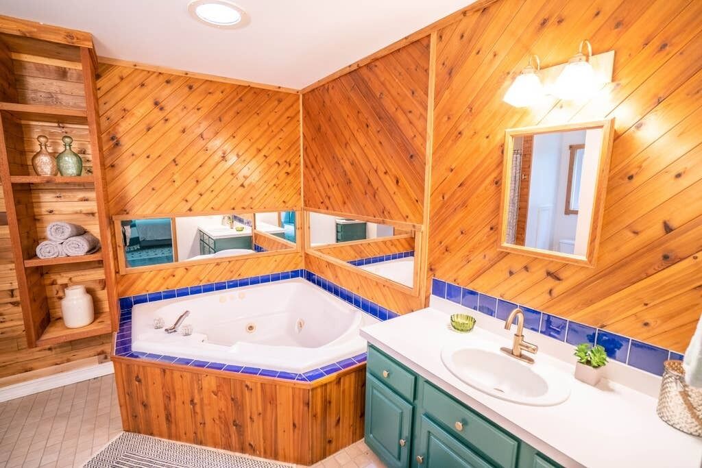 Hillside Escape: HIT's Home w/ Pool & Hot Tub