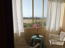 Habitación triple Deluxe, vistas al mar | Vistas desde la habitación