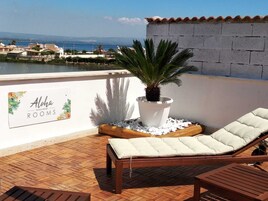 Habitación triple Deluxe, vistas al mar | Caja fuerte, escritorio, wifi gratis y ropa de cama