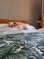 Caja fuerte, escritorio, wifi gratis y ropa de cama