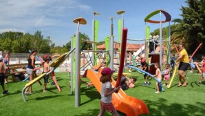 Un parque infantil con diversas estructuras de juego, como toboganes y juegos de escalar.