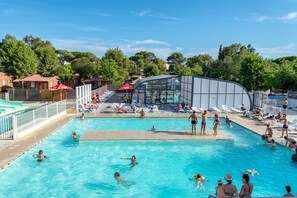 Indoor pool, seasonal outdoor pool, pool loungers - Camping Le Frejus (Fréjus)