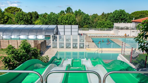 Parque acuático con múltiples toboganes y zona de piscina.