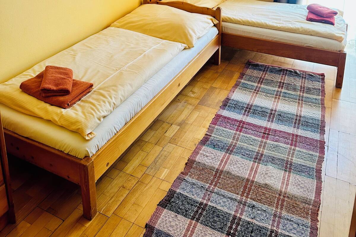 Camera Tradizionale con letto matrimoniale o 2 letti singoli | Tende oscuranti, Wi-Fi gratuito, lenzuola