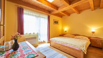 Habitación tradicional con 1 cama doble o 2 individuales, balcón | Cortinas opacas, wifi gratis, ropa de cama