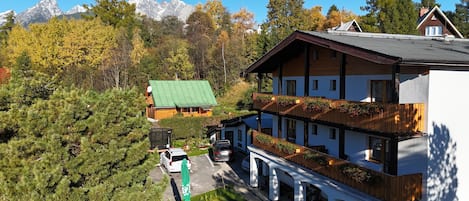 Vista frontal de la propiedad