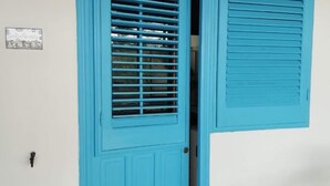Eine blaue Tür mit Fenster und eine weitere Tür mit Fenster.
