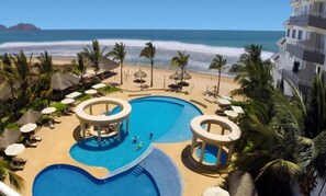 Outdoor pool - New apartment on the beach, Quintas del Mar II (Mazatlán)