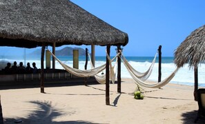 On the beach, sun loungers, beach towels - New apartment on the beach, Quintas del Mar II (Mazatlán)