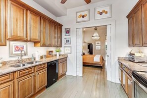 Jääkaappi, mikroaaltouuni, uuni, liesi