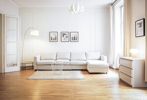 Individually decorated, individually furnished, desk, laptop workspace - HeyMi Apartments Stephansdom (Vienna)