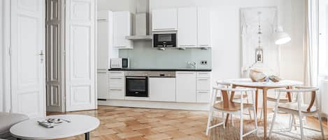 Apartamento superior, 2 quartos (14, incl. cleaning fee 50 EUR) | Individualmente decorados, individualmente mobiliados, escrivaninha