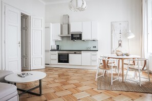 Individually decorated, individually furnished, desk, laptop workspace - HeyMi Apartments Stephansdom (Vienna)