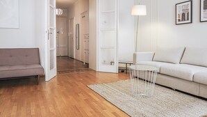 Ein modernes Wohnzimmer mit einer Couch, einem Couchtisch und einer Lampe.