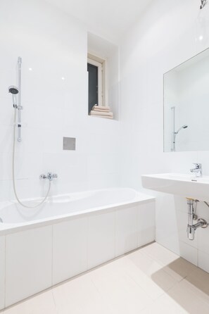 Apartamento superior, 1 quarto (18, incl. cleaning fee 48 EUR) | Banheiro | Chuveiro/banheira combinados, secador de cabelo, toalhas de banho 