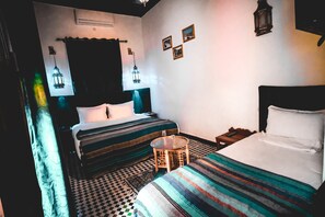 ダブルまたはツインルーム | デスク、遮光カーテン、ベビーベッド (無料)、WiFi (無料)