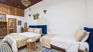 Habitación con 1 cama doble o 2 individuales | Escritorio, cortinas opacas, cunas gratuitas y wifi gratis