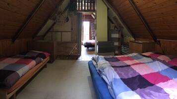 Romantisk alpehytte, hageutsikt | 2 soverom, skrivebord, blendingsgardiner og reiseseng for barn