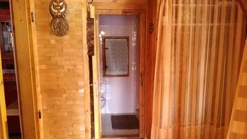 Romantisk alpehytte, hageutsikt | Bad | Dusj, håndklær og toalettpapir