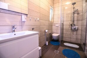 Douche, sĂšche-cheveux, serviettes fournies, papier toilette