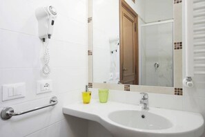 Shower, hair dryer, bidet, towels - Apartment with balcony, 3 bedrooms - Via Villafranca (roma)
