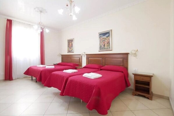 3 bedrooms, in-room safe, iron/ironing board, WiFi