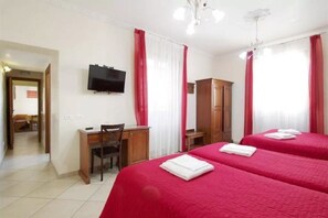 3 bedrooms, in-room safe, iron/ironing board, WiFi