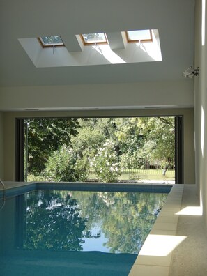 من حمّامات السباحة المغطاة، حمّام سباحة مُدفَّأ