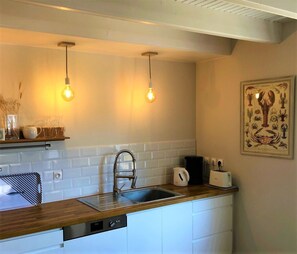 Fridge, microwave, oven, stovetop - Le gite TY STEREC SWIMMING POOL indoor heated to 29° view and HAMMAM (Plouezoc'h)