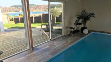 Een binnenzwembad en een verwarmd zwembad