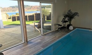 Indoor pool, a heated pool - Le gite TY STEREC SWIMMING POOL indoor heated to 29° view and HAMMAM (Plouezoc'h)