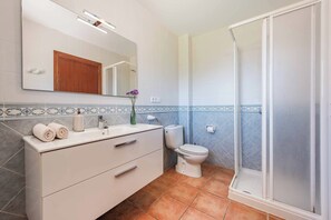 Combined shower/tub, towels