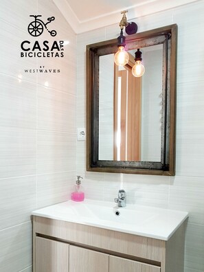 Suihku, hiustenkuivaaja, pyyhkeet, sampoo