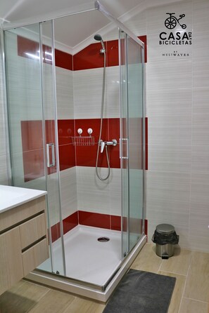 Dusche, Haartrockner, Handtücher, Shampoo