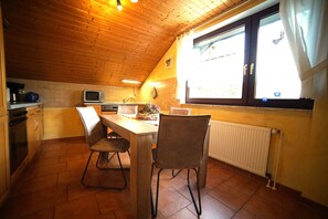 Appartement, 2 chambres, non-fumeurs, cheminée | Cuisine privée | Grand réfrigérateur, micro-ondes, four, plaque de cuisson