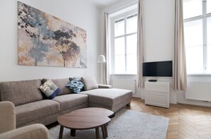 Apartamento (12, incl. cleaning fee 45 EUR) | Sala de estar | TV de tela plana 40 polegadas com canais a cabo, smart TV