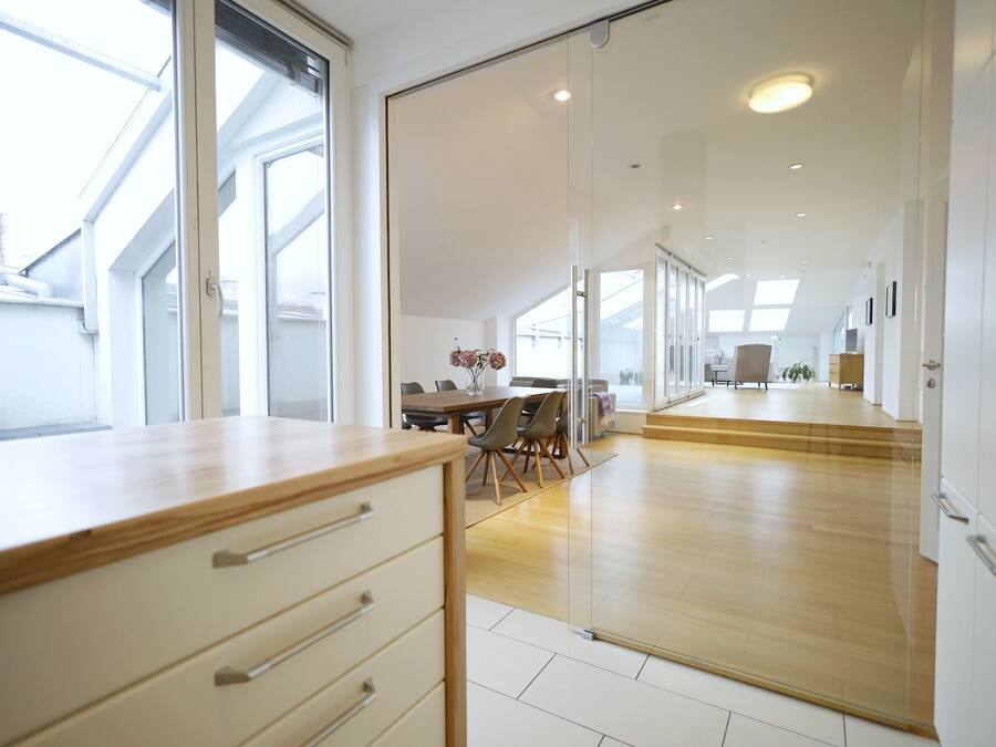 Appartamento Luxury | Area soggiorno | TV a schermo piatto 40 pollici con canali via cavo, Smart TV