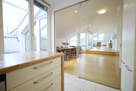 奢华公寓 | 起居区 | 40-英寸纯平电视 (配备有线频道)、智能电视