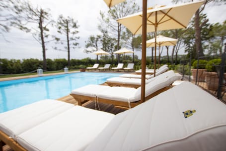 Una piscina al aire libre de temporada