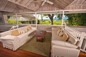 Televisión, reproductor de DVD, libros y estéreo 