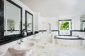 Douche, baignoire à remous, séchoir à cheveux, serviettes fournies