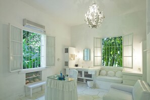 TV, DVD player, ping pong, books - Beachfront Bliss Getaway - Nelson Gay (5 bed) (Battaleys)