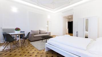 Studio (No. 11B, incl. cleaning fee 40 EUR) | 1 makuuhuone, yksilöllisesti sisustettu, yksilöllisesti kalustettu