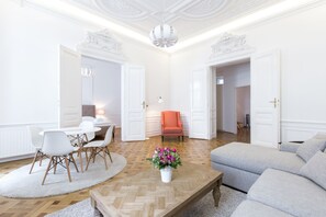Deluxe Apartment (No. 18A, incl. cleaning fee 50 EUR) | Living room | Flat-screen TV - HeyMi Apartments in City Center (Vienna)