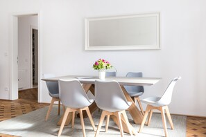Apartment, 3 Bedrooms (Penthouse 26, incl.cleaning fee 60EUR) | In-room dining - HeyMi Apartments in City Center (Vienna)