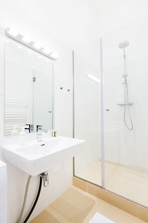 apartman, 1 hálószobával (No. 19, incl. cleaning fee 45 EUR) | Fürdőszoba | Hajszárító, törölközők, szappan és toalettpapír