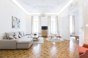 Deluxe Apartment (No. 18A, incl. cleaning fee 50 EUR) | Living room | Flat-screen TV - HeyMi Apartments in City Center (Vienna)