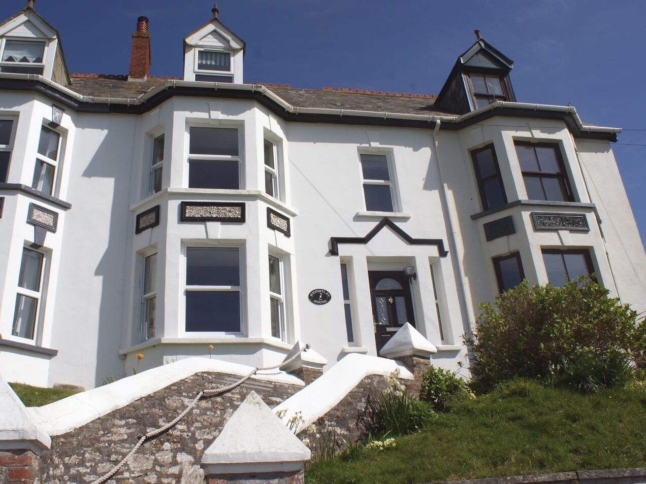 HEIGHTLEY HOUSE, pet friendly, country holiday cottage in Treknow