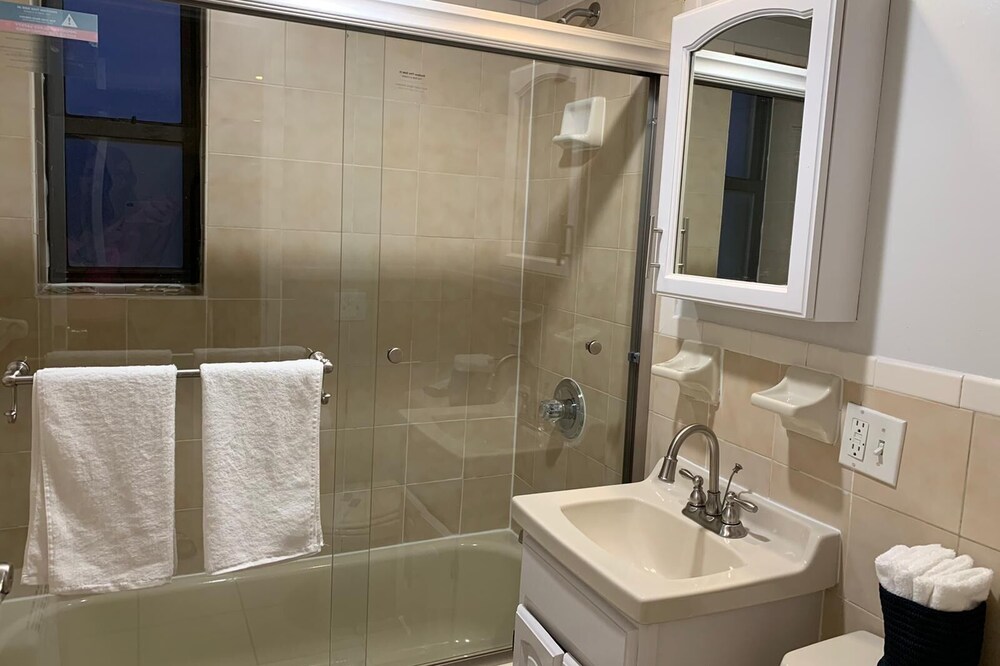 1631 1D · Astounding Apt/20 min to NYC-Parking Avail. Steps away from bus stop.