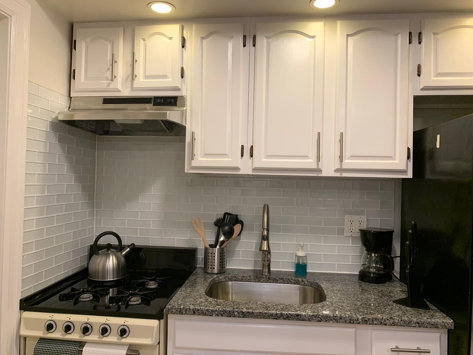 1631 1D · Astounding Apt/20 min to NYC-Parking Avail. Steps away from bus stop.